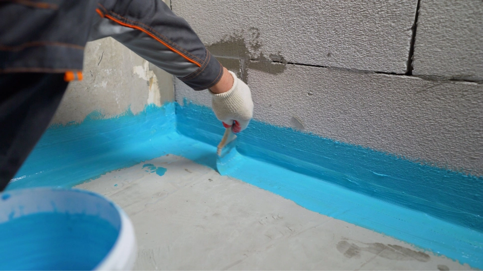 An expert is damp proofing the walls