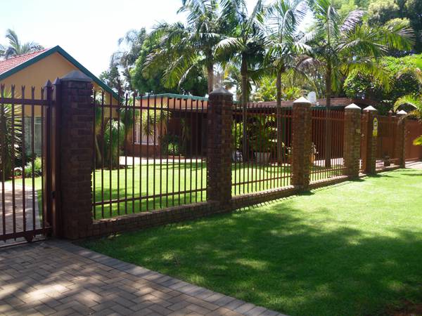 Palisade fence with good protection