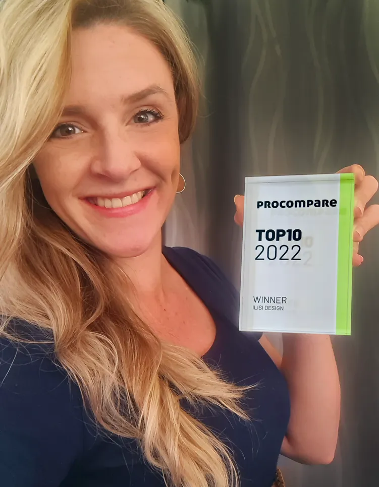 Ada-Marié Strydom from ILISI Interiors holding the Procompare's Top Pros award.
